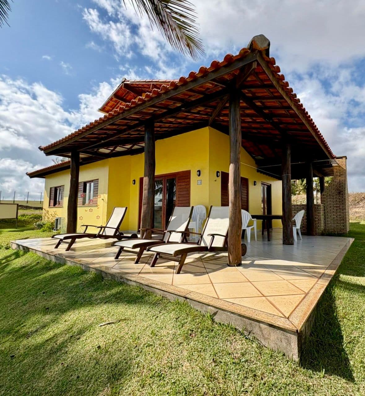 Lindo Chalé com 3 quartos, sendo uma suíte, com 110 m2 no ZUMBI BEACH RESORT na Praia de Zumbi em Rio do Fogo, imóvel reformado e mobiliado.