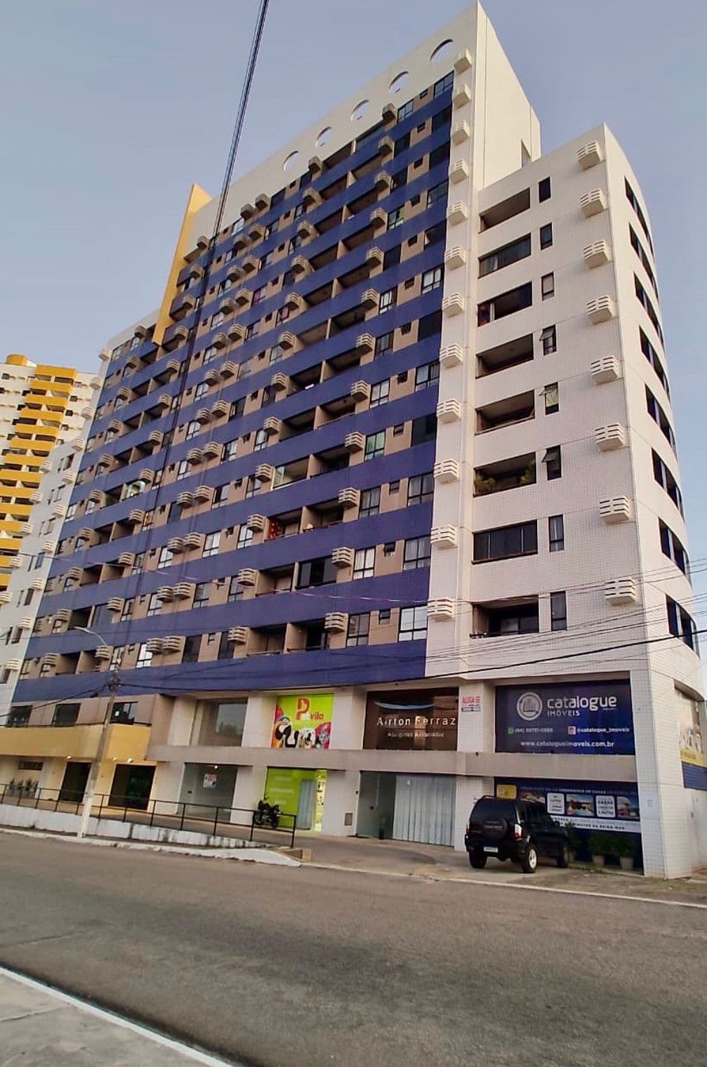 Vendo apartamento no THERRAMARE em Ponta Negra, semi-mobiliado, andar baixo, lado sombra e super ventilado.